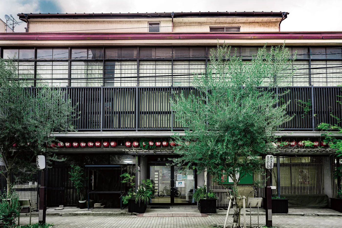 The front of the Asakusa kenban (Tokyo Asakusa Kumiai) building, with a row of paper lanterns.