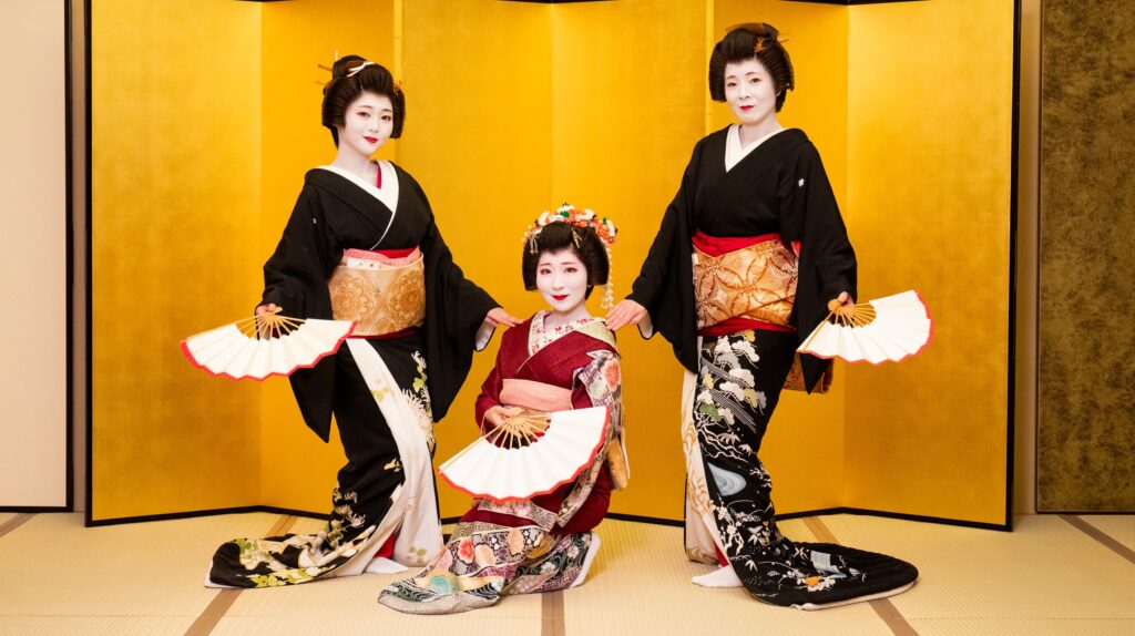 Geisha wearing formal kuromontsuki kimono in winter