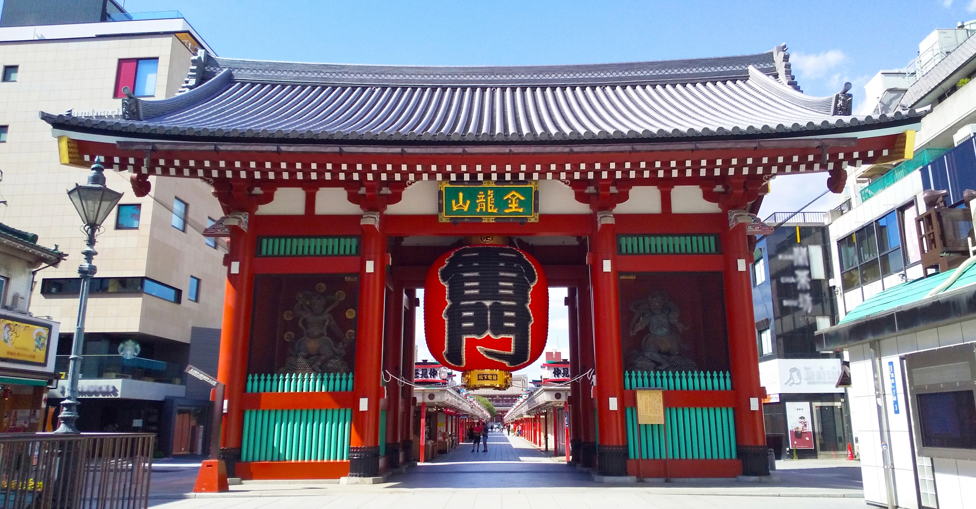 Kaminarimon Thunder Gate with large red lantern and guardian statues in Asakusa Tokyo