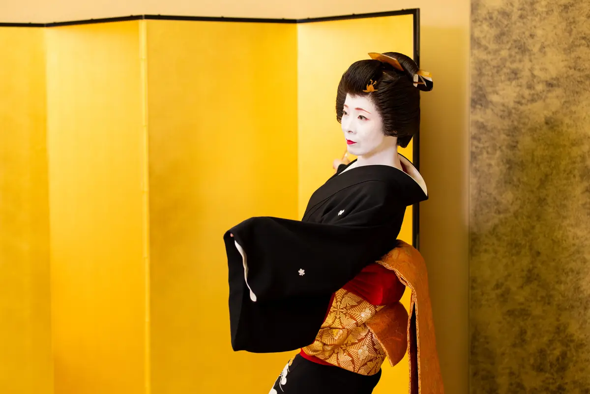 A geisha in full kimono at a Tokyo ozashiki
