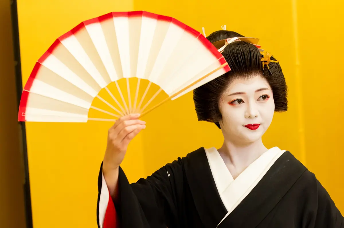 A geisha performing nihon buyo at Asakusa Miyakodori