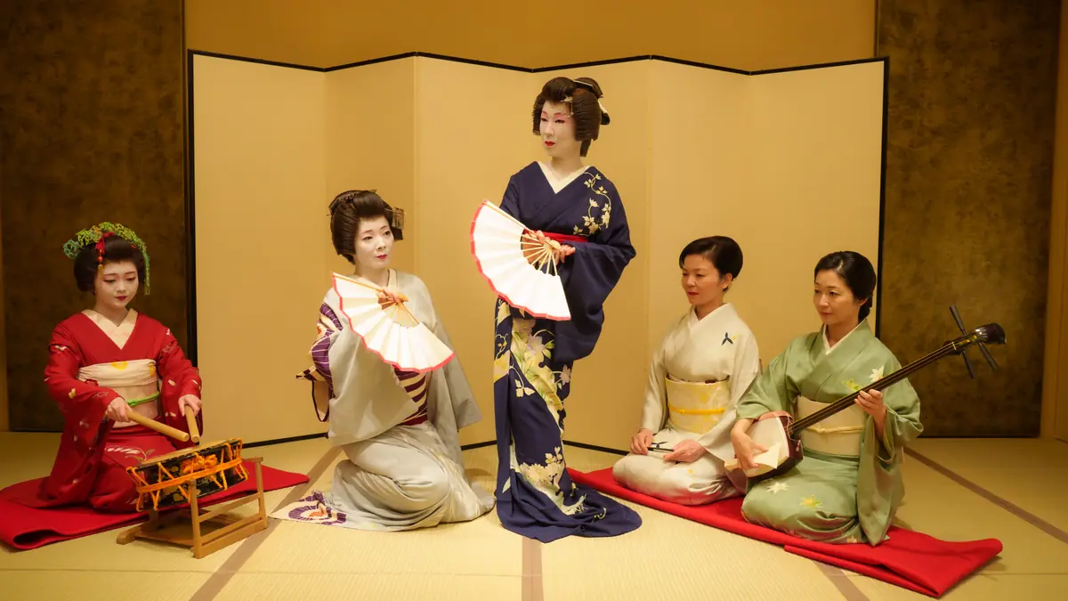Asakusa geisha embodying the spirit of iki at traditional ozashiki banquet