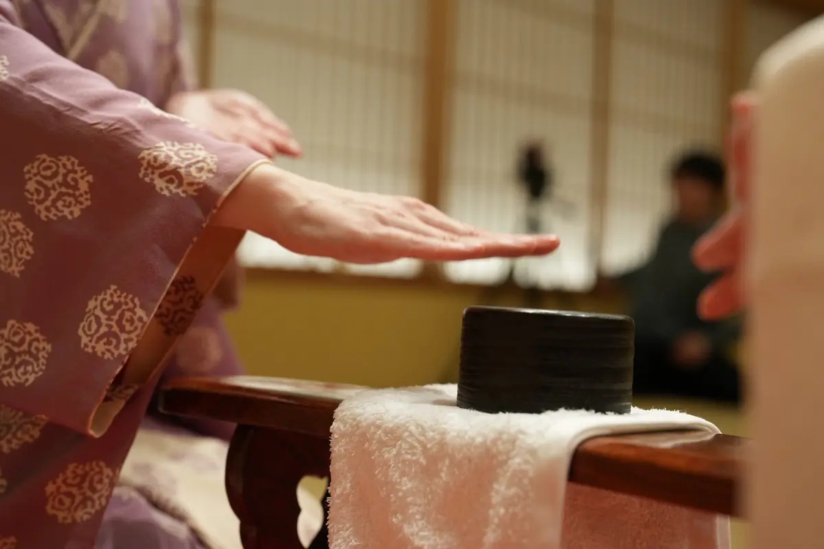 Konpira Fune Fune Game Props | Ozashiki Konpira Fune Fune cup and hakama stand placed on a low tatami table at an ozashiki