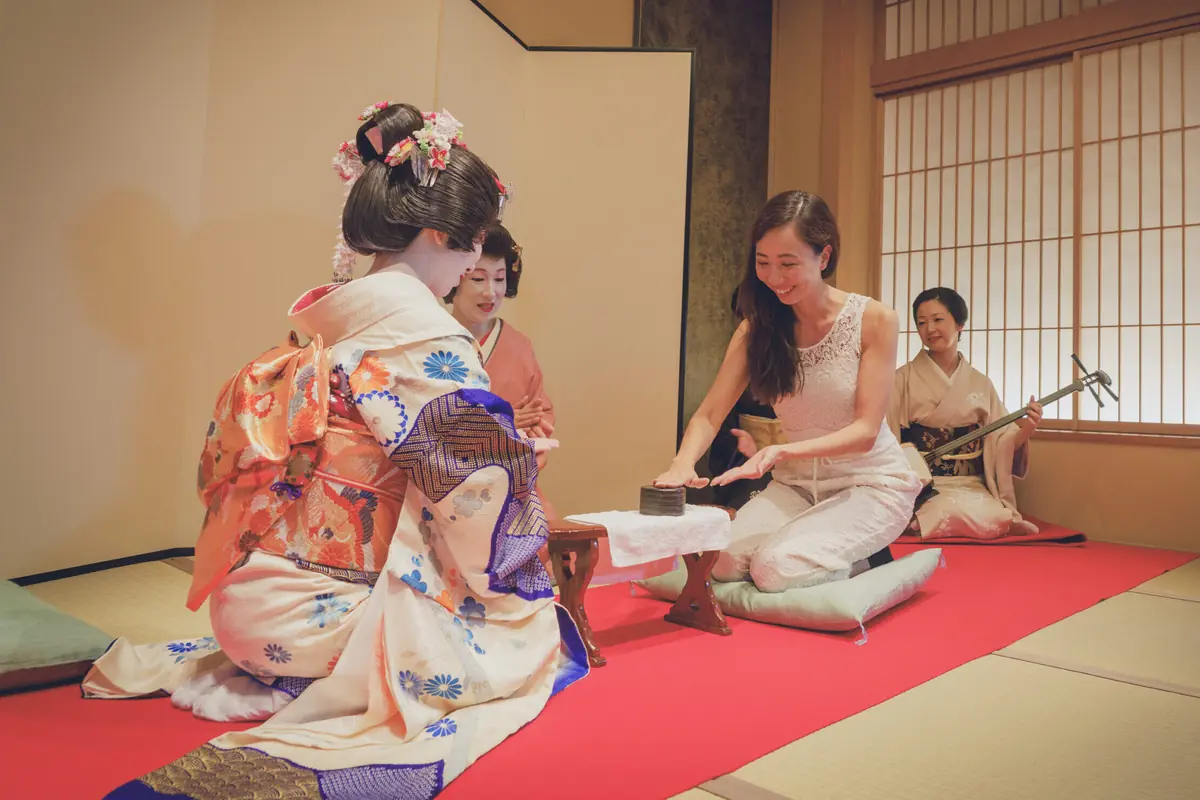 Guest playing Konpira Fune Fune game with geisha at Miyakodori ozashiki tea house