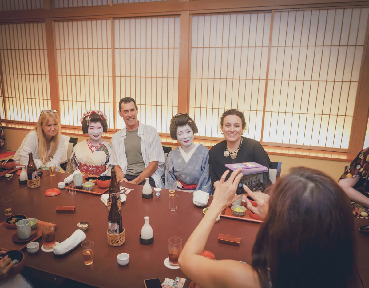 Guests enjoying an ozashiki banquet at Asakusa Miyakodori