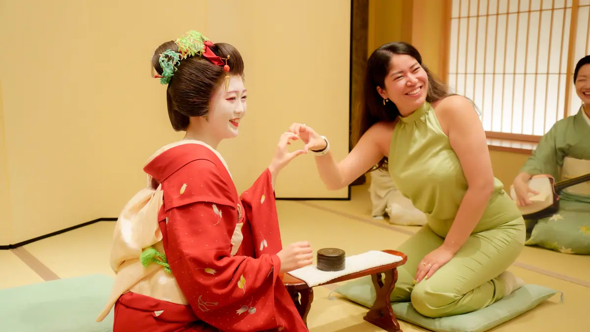 Guests playing traditional ozashiki games with geisha at Miyakodori