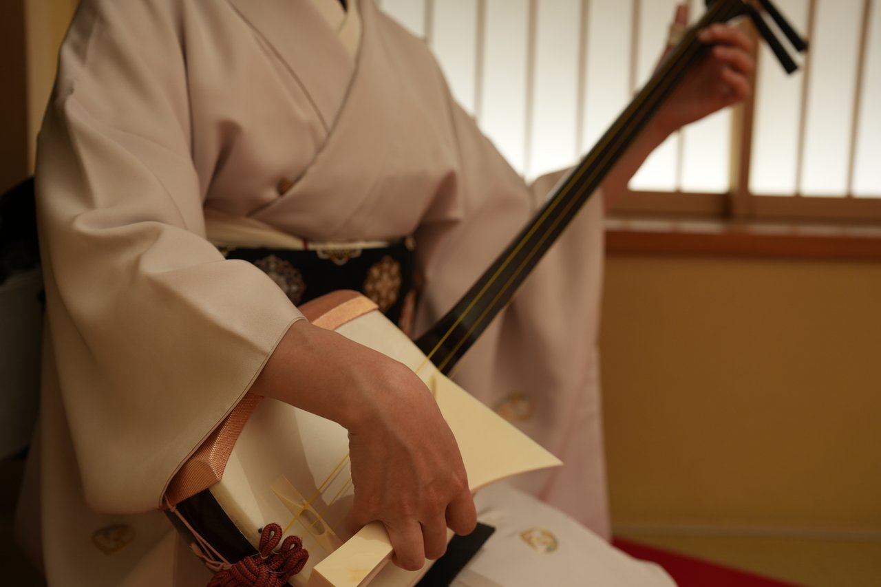 A shamisen, the instrument whose long wooden case (nagabako) the hakoya carried between teahouses in Asakusa