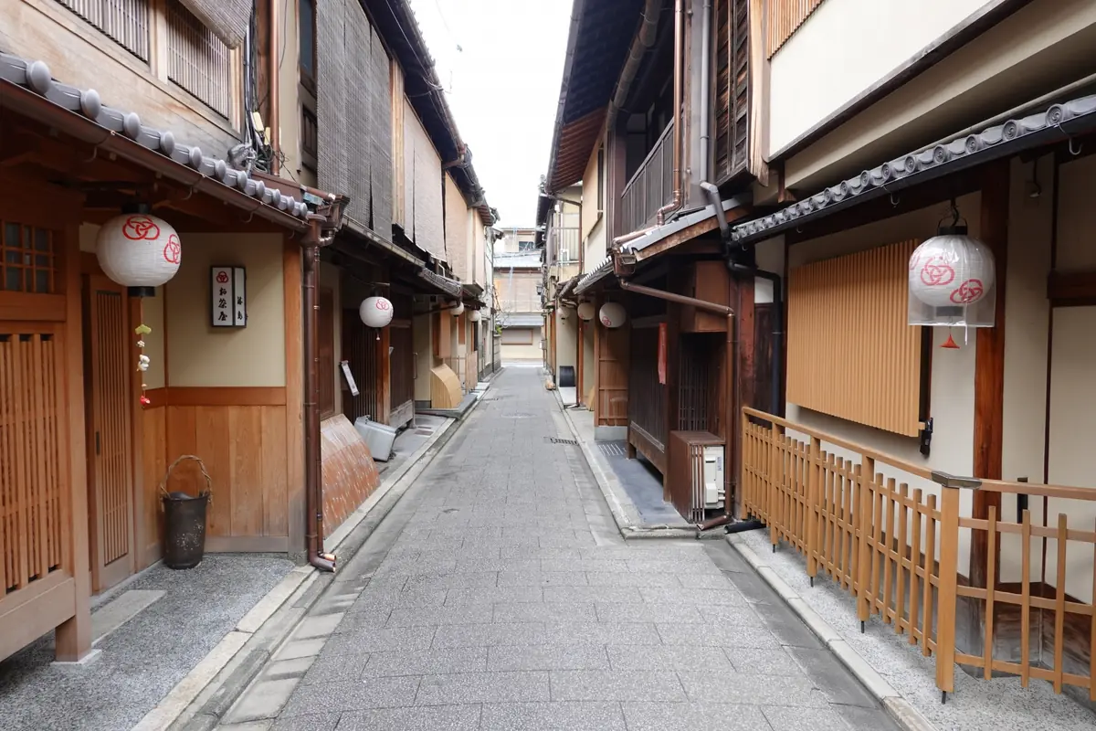 Traditional Kyoto ryotei facade — contrasting with Tokyo's Asakusa dining culture