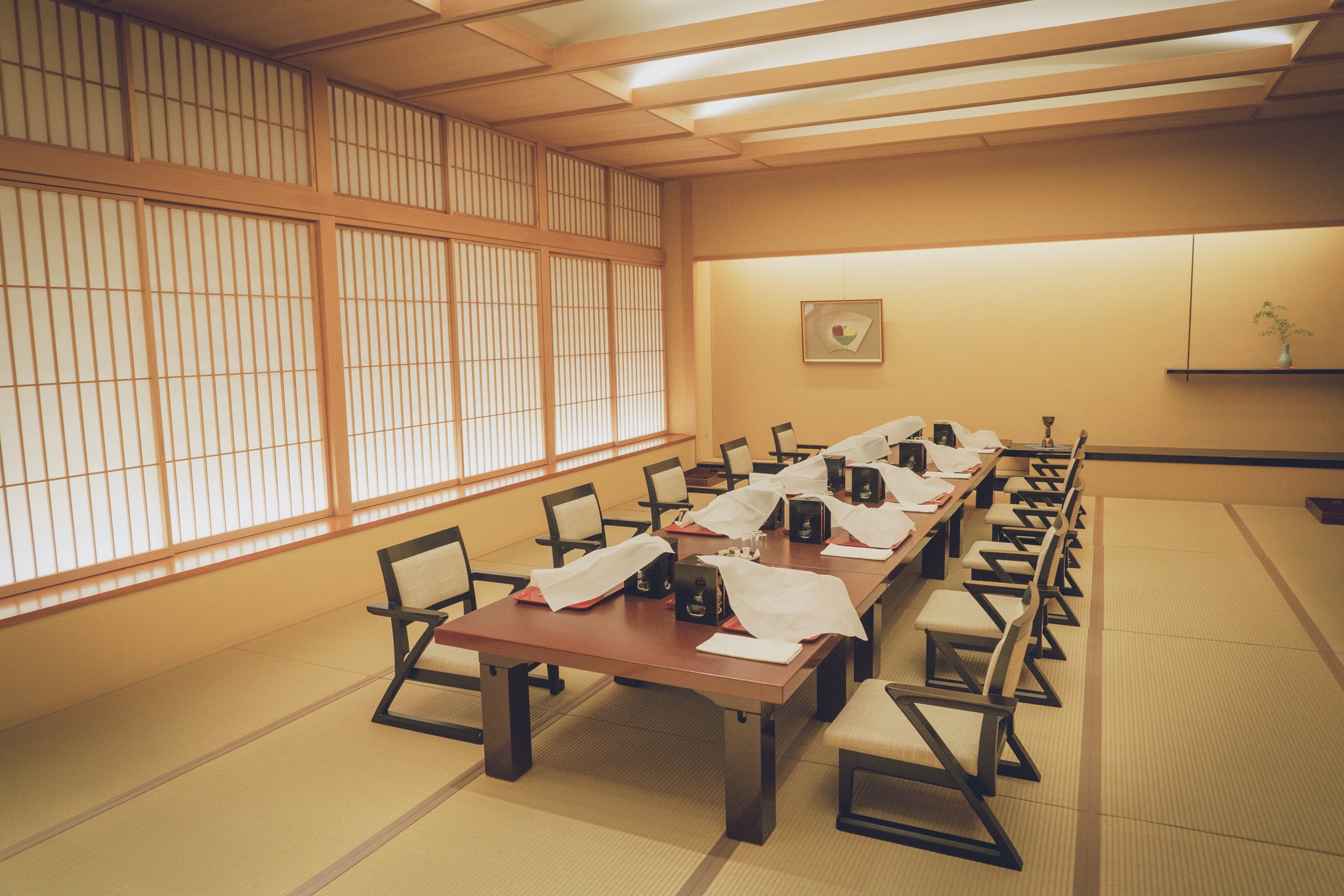 A quiet tatami room at Miyakodori with shoji screens and a seasonal ikebana arrangement