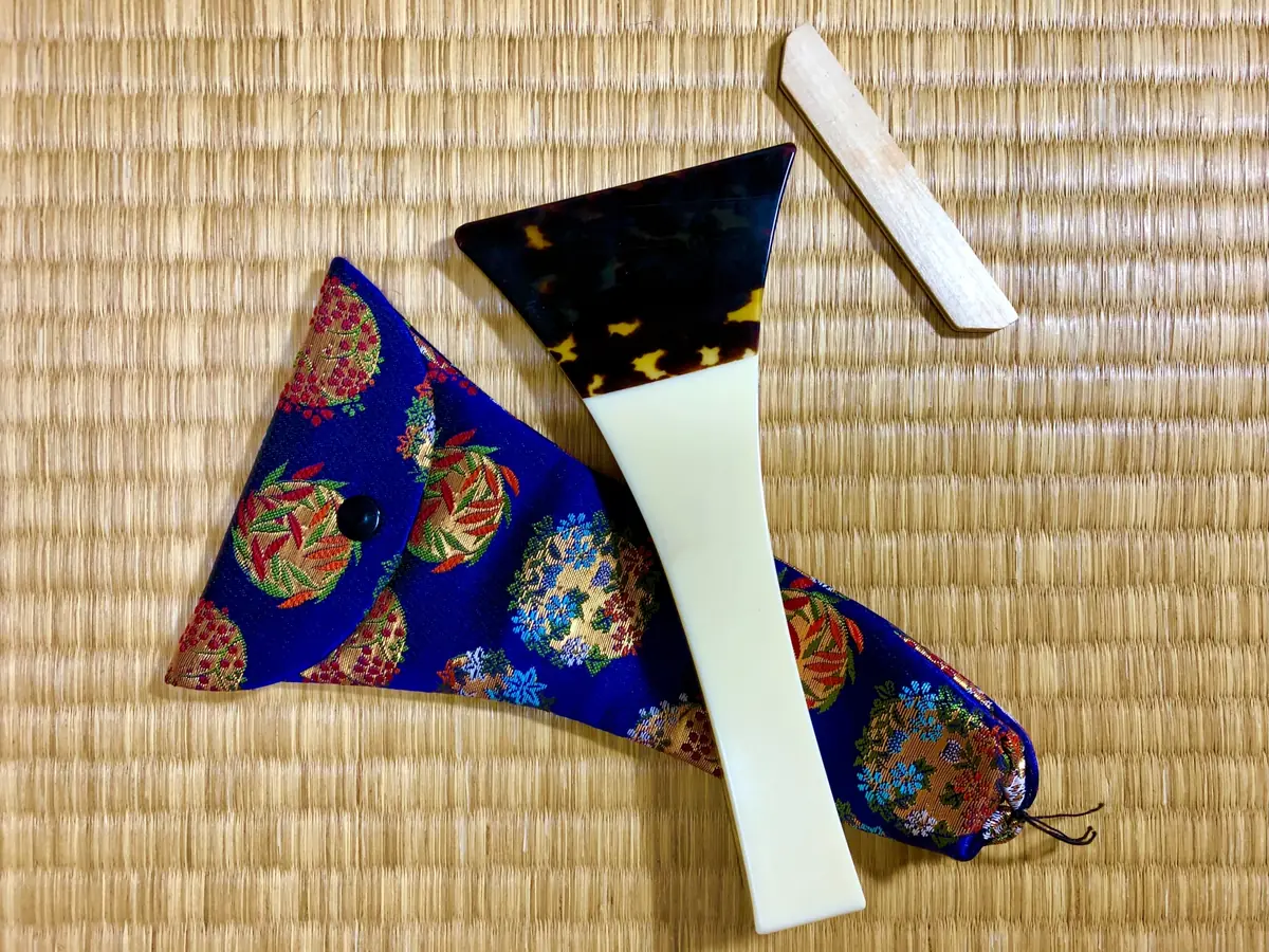 shamisen bachi plectrum technique close up