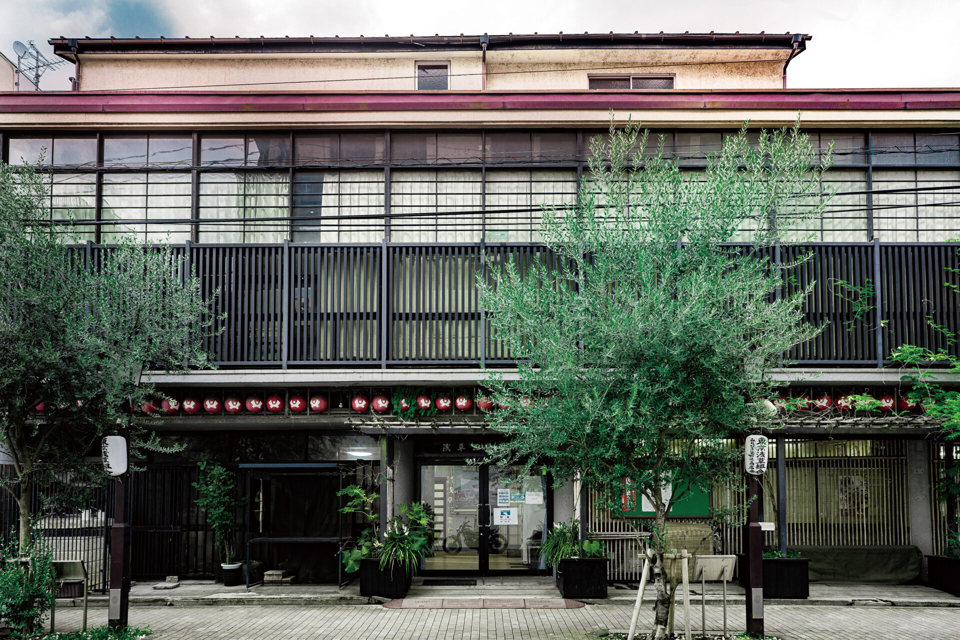 The Asakusa kenban, the geisha guild office that the hakoya lived in and worked from around the clock