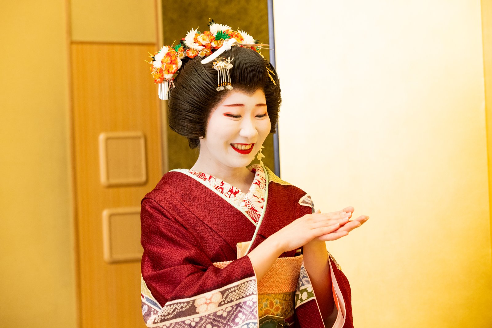 A hangyoku in furisode and hana-kanzashi at an Asakusa ozashiki