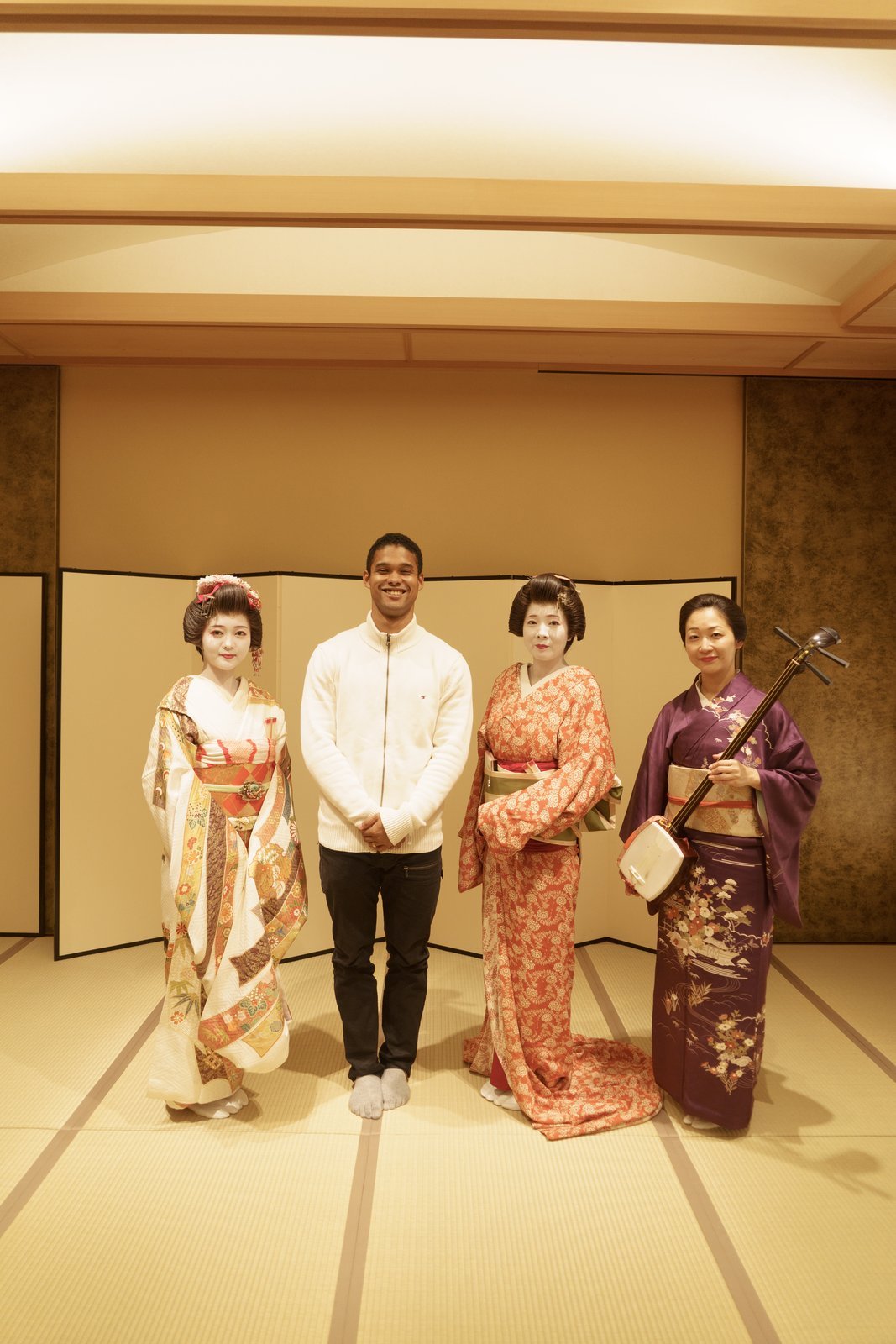 A hangyoku, geisha, jikata musician and a guest gathered together at the end of an autumn ozashiki at Miyakodori
