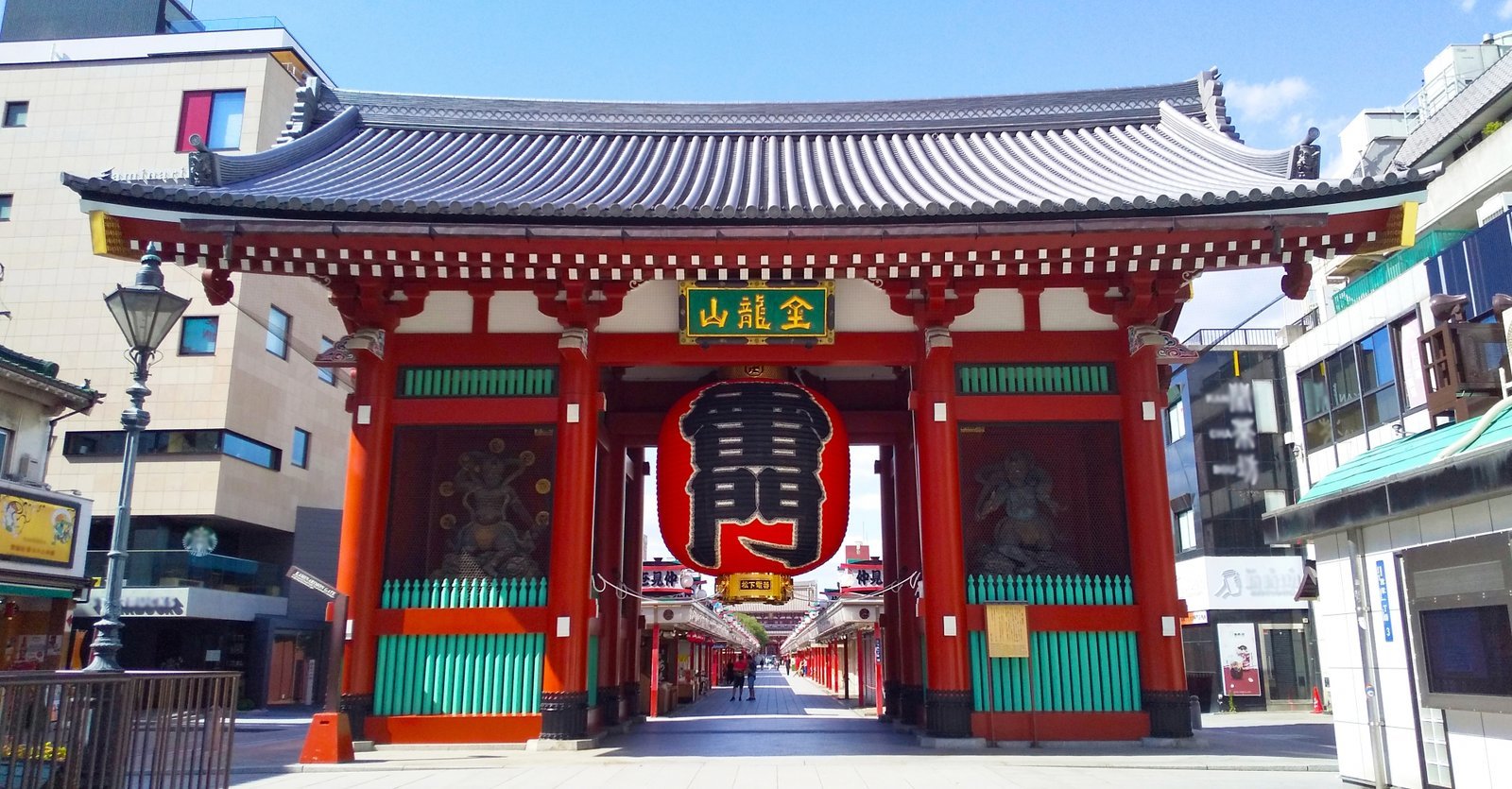 Kaminarimon, the Thunder Gate at the entrance to Sensō-ji in Asakusa, with its giant red lantern, seen head-on with Nakamise-dori visible beyond