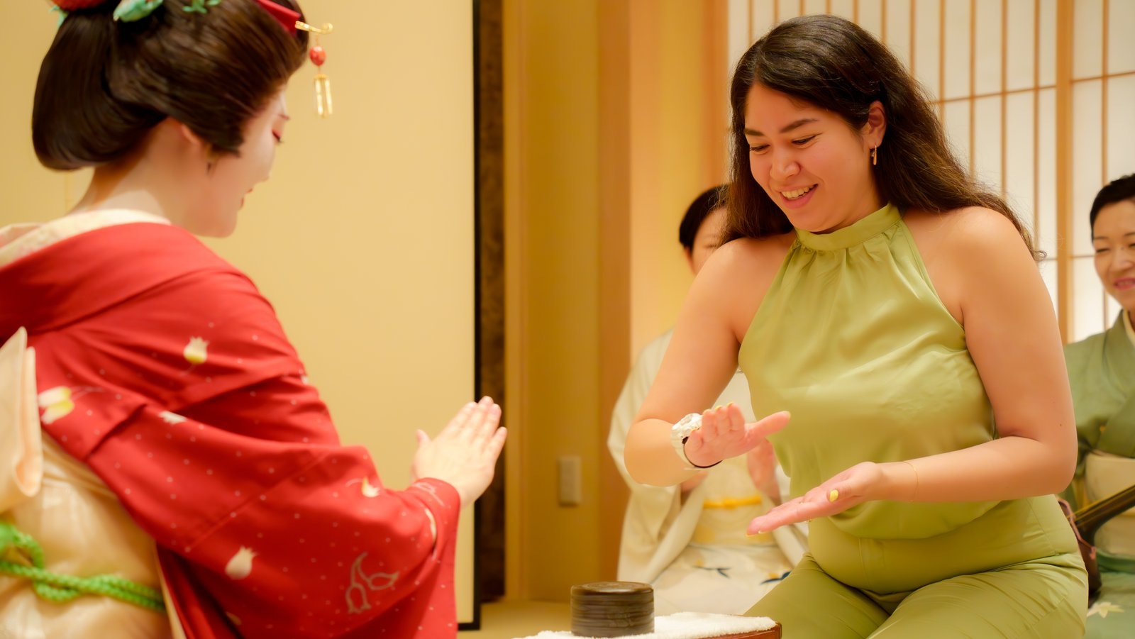 A guest playing the ozashiki game Konpira Fune Fune with an Asakusa geisha at Miyakodori