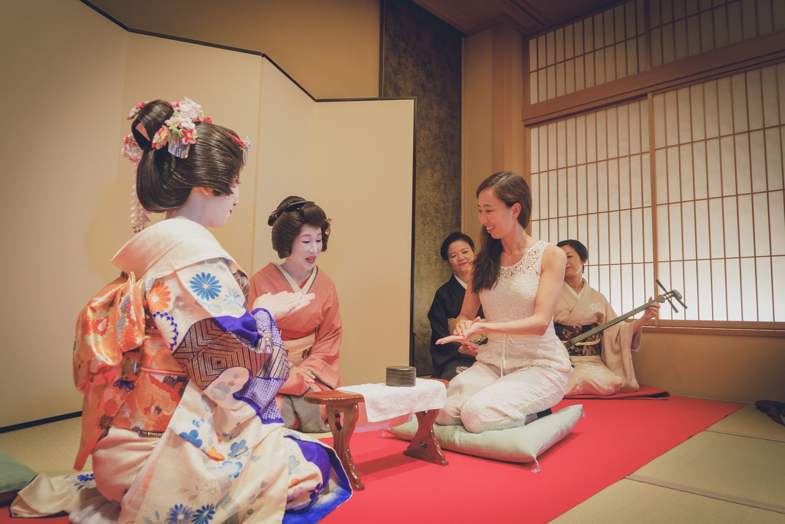 Guests and geisha playing konpira funefune, one of the ozashiki asobi parlor games, at Miyakodori