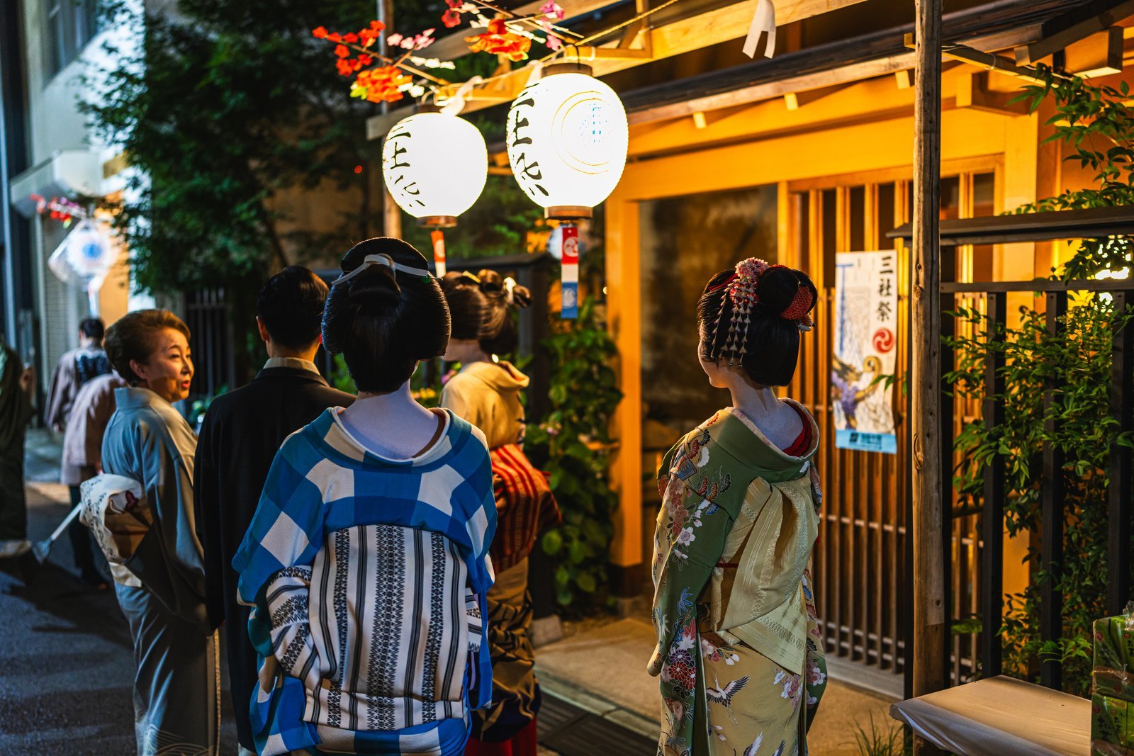 Geisha in Edo period costume walking in the Daigyoretsu grand procession on the opening Friday of Sanja Matsuri