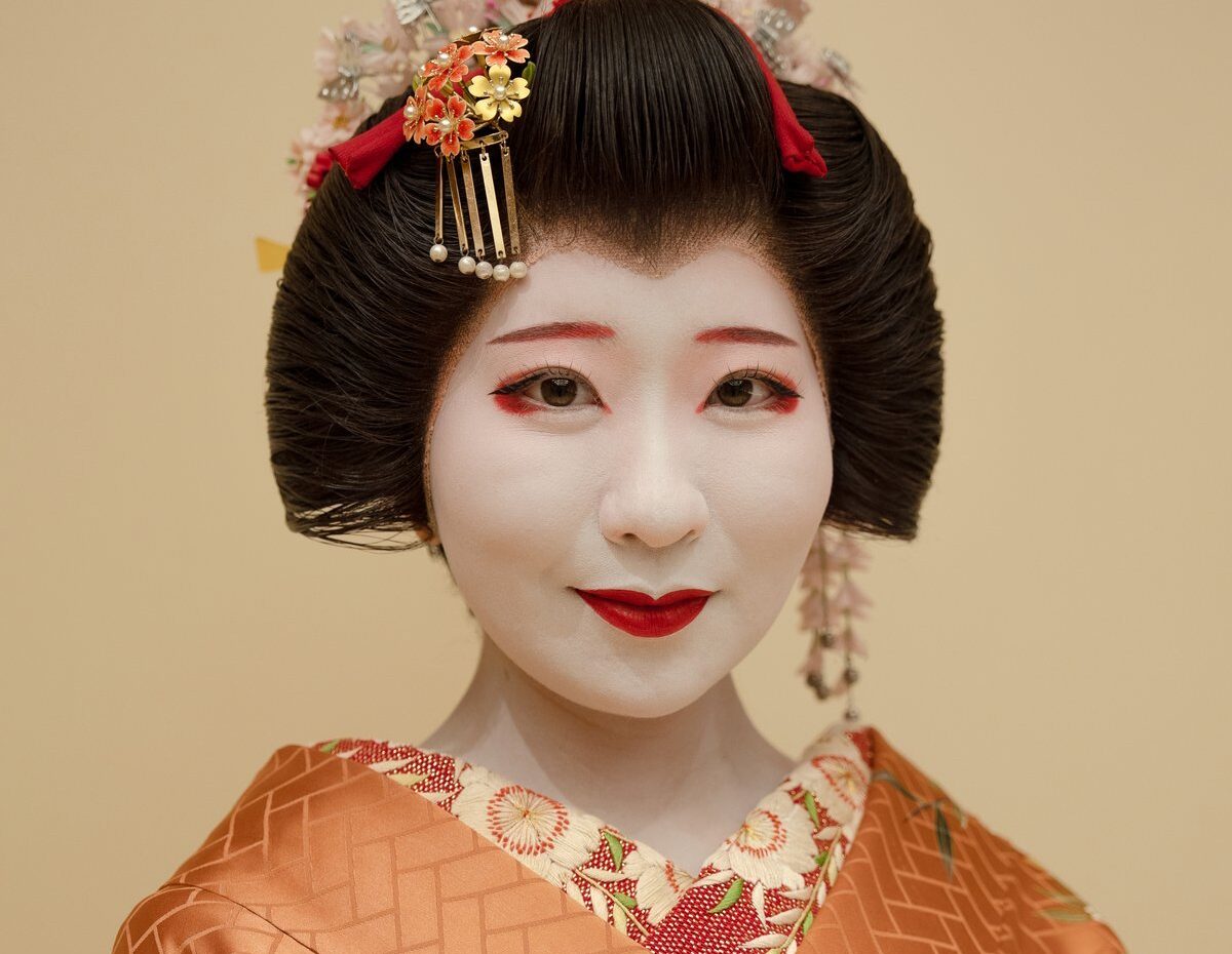 An Asakusa hangyoku in white makeup with the momoware hairstyle and kanzashi ornaments