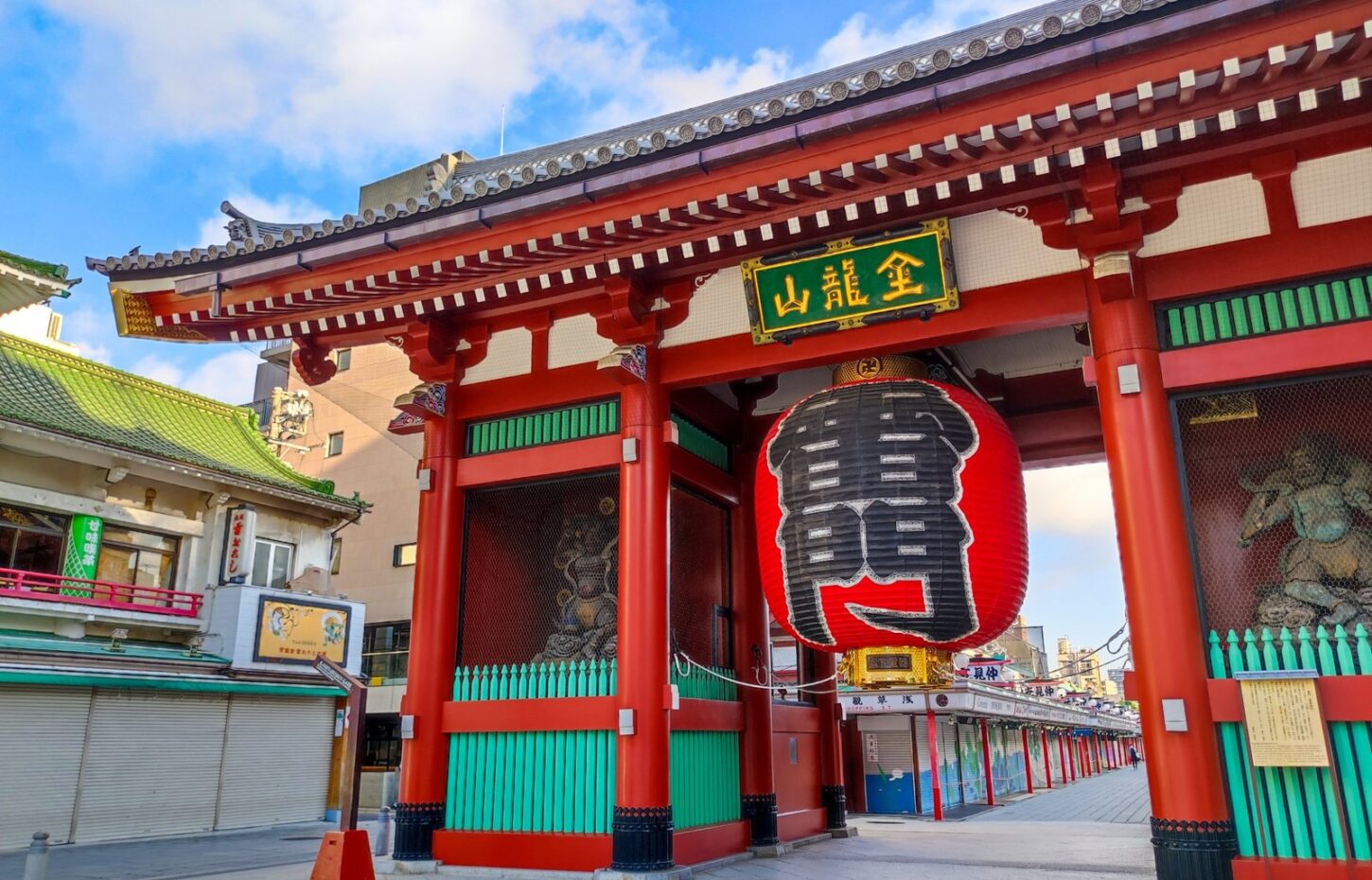 Kaminarimon Gate and its great red lantern in Asakusa early in the morning