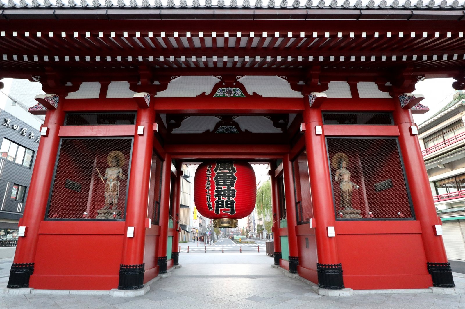 Kaminarimon Gate in Asakusa at around seven in the morning, with few people