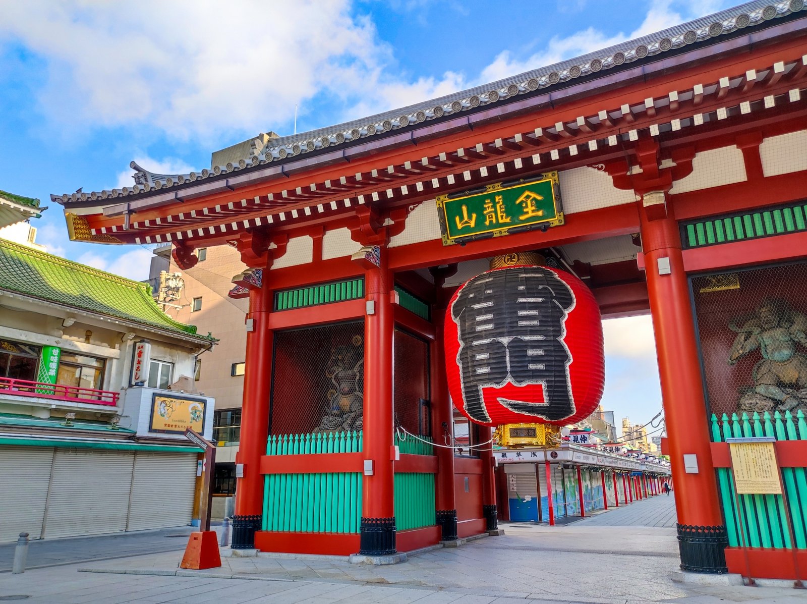 Kaminarimon Gate and its giant red lantern early in the morning with almost no visitors